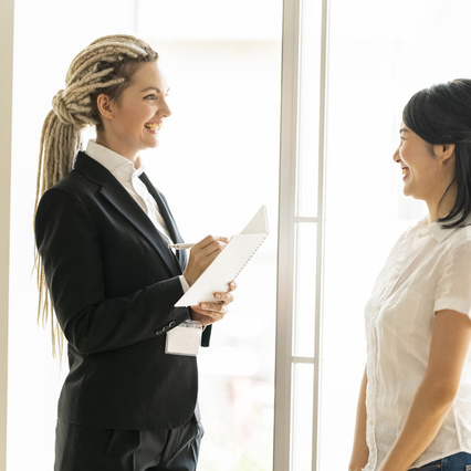 ボイストレーニングをするボイストレーナー