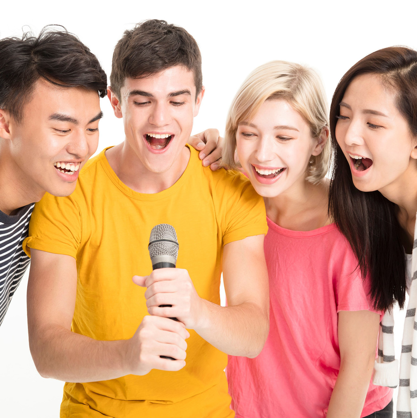 グループレッスンで歌う男女